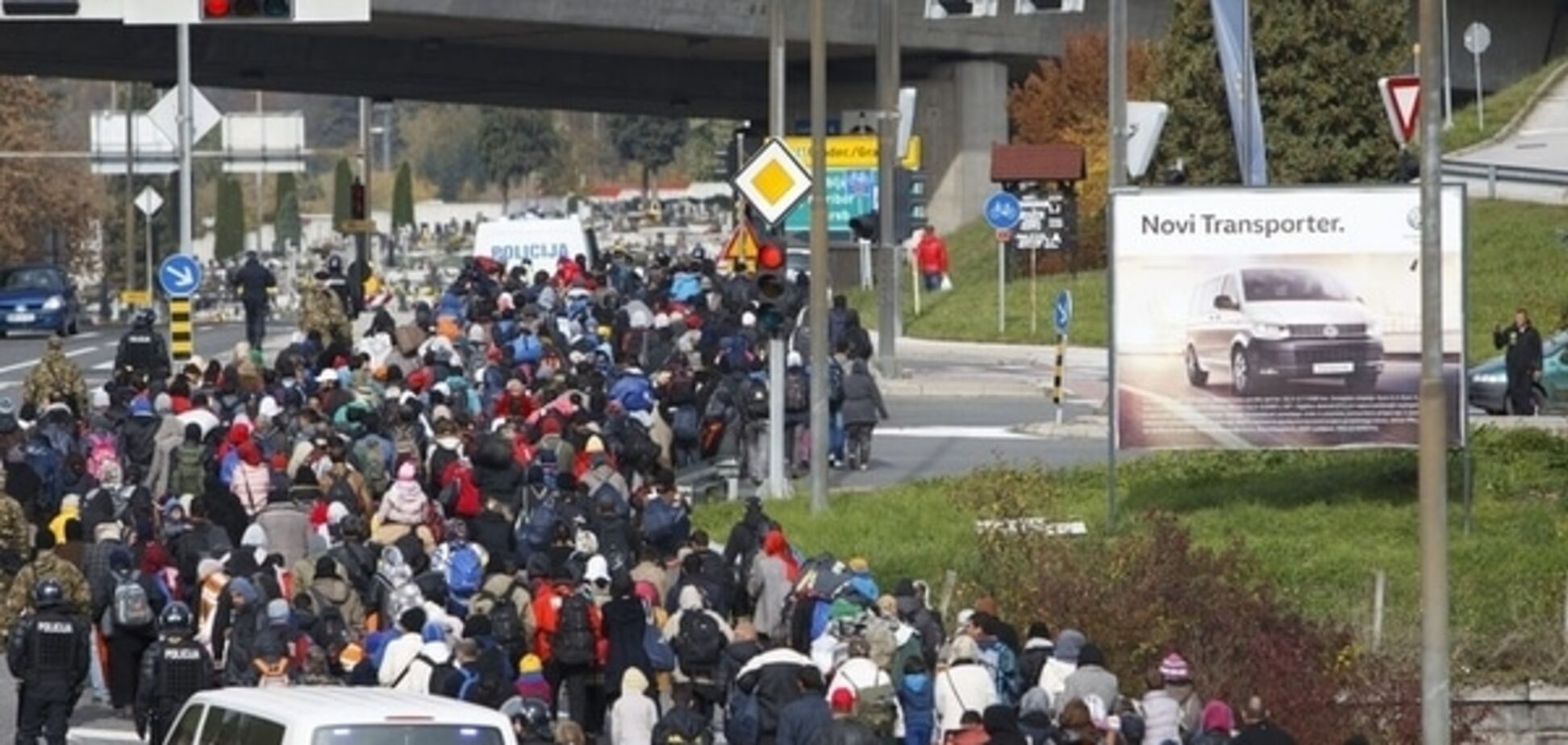 Как муравьев: в сети показали нескончаемый поток беженцев в Словении