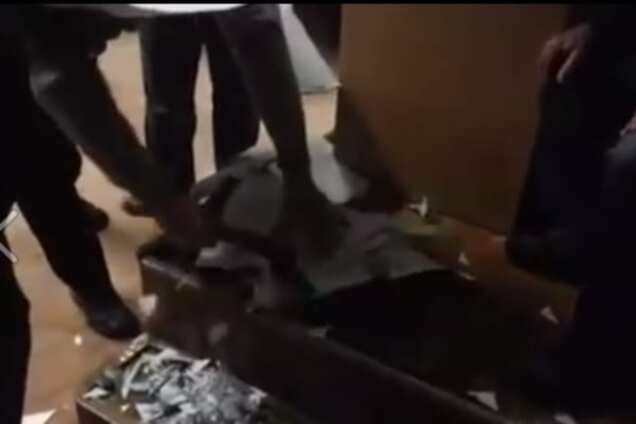 В Коломые члены избиркома погасили бюллетени, изрубив их топором: видеофакт