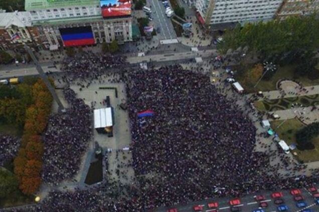 Террористы 'ДНР' нарисовали '150 тысяч людей' на 'день флага' в Донецке: фотофакт