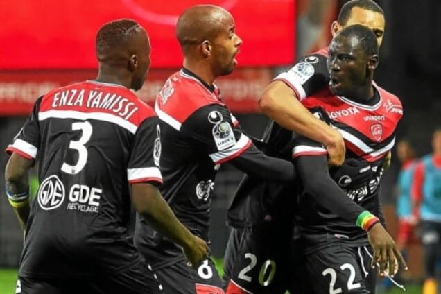 Псих! Во Франции футболист набросился на одноклубников во время матча