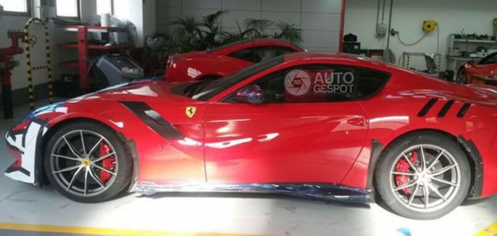 В сети появились первые фото спецверсии Ferrari F12 без камуфляжа
