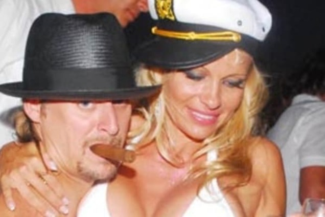 Топ-5 нелепых свадебных нарядов звезд: Памела Андерсон в купальнике и эпатажная Тина Тернер