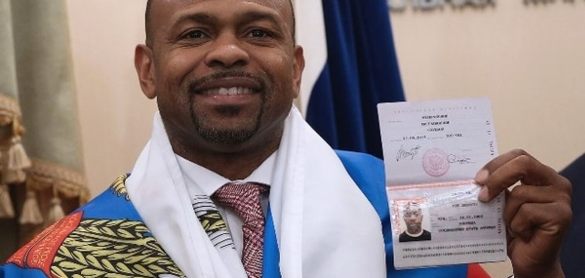 Знайшли, чим пишатися: американській легенді боксу пафосно вручили паспорт РФ