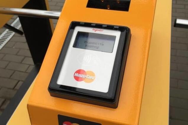 В Киеве в скоростном трамвае запустили оплату проезда банковской картой