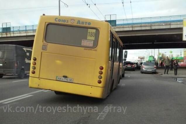 В Киеве заметили перекошенную маршрутку: фотофакт