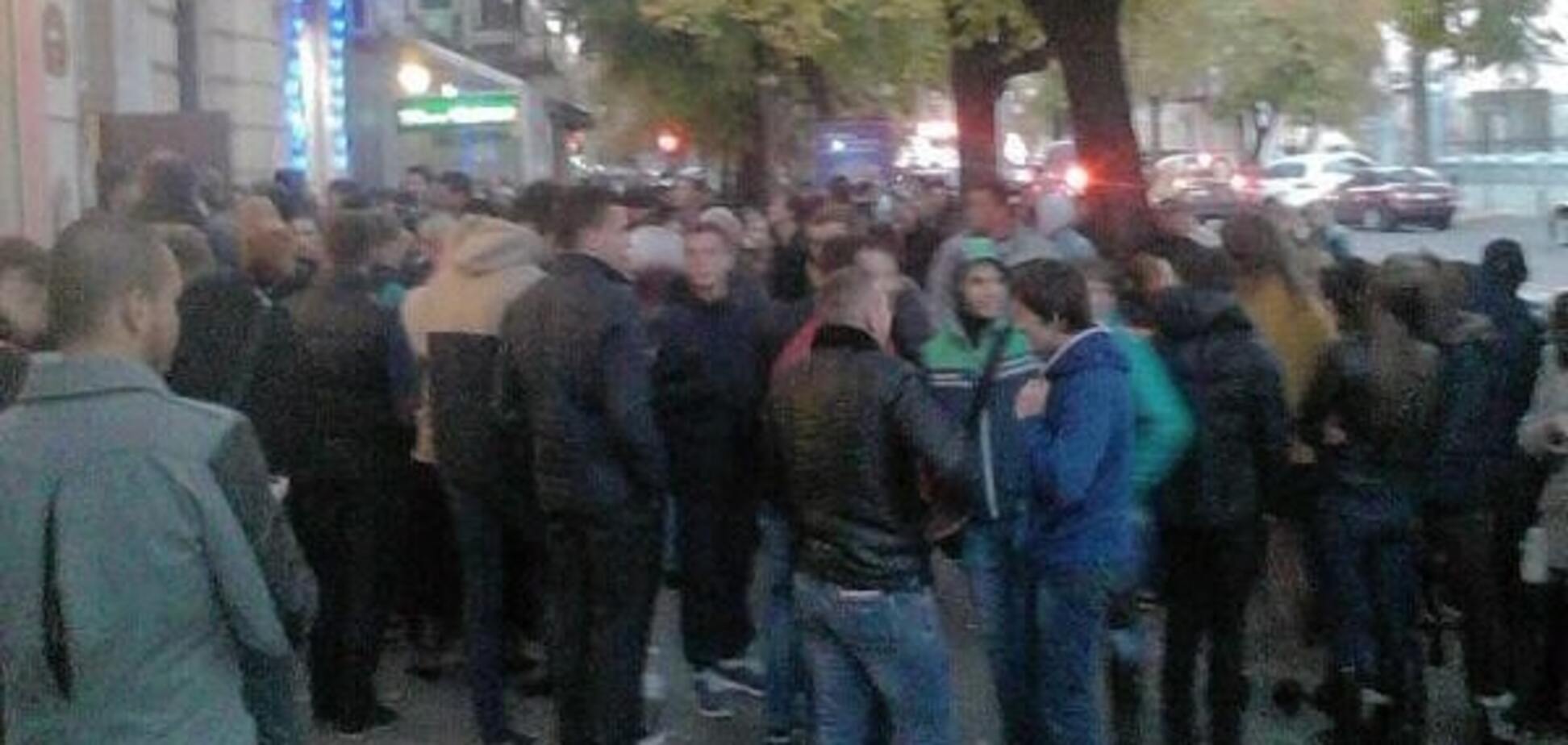 В Одессе агитаторы заблокировали офис Гурвица, требуя рассчитаться за выборы