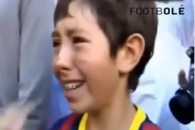 Эмоции зашкаливают. Сеть взбудоражило трогательное видео, как дети встречают звезд мирового футбола
