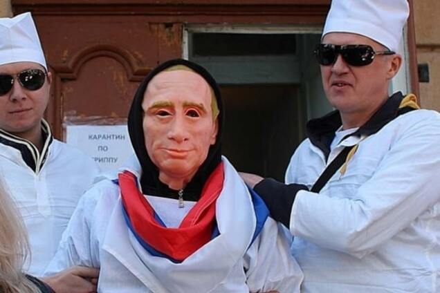 Опять он где-то нож нашел, и по Кремлю бегает