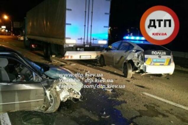 В Киеве Ford протаранил авто полиции