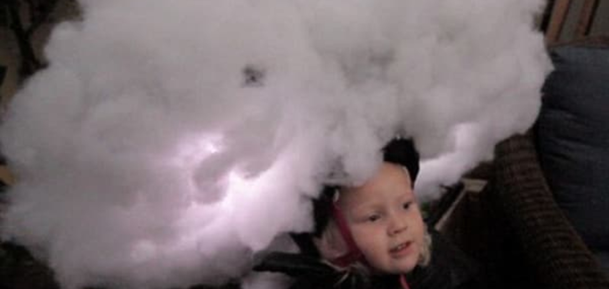 Кращий костюм на Хеллоуїн: батько перетворив дочку на справжню хмару з блискавками