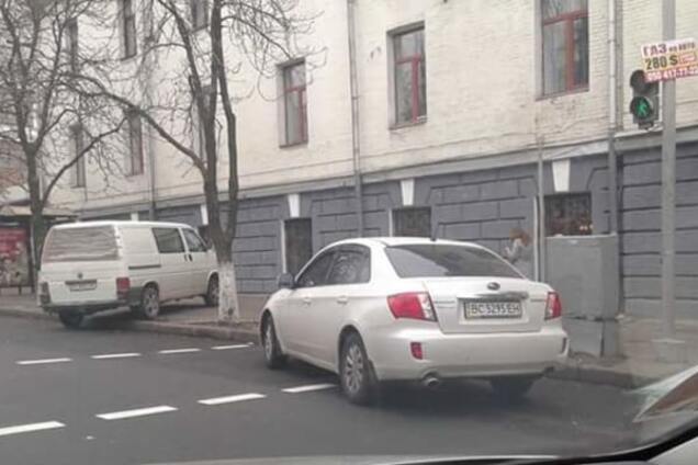 'Самі ми не місцеві': герої паркування в Києві перегородили перехід і тротуар