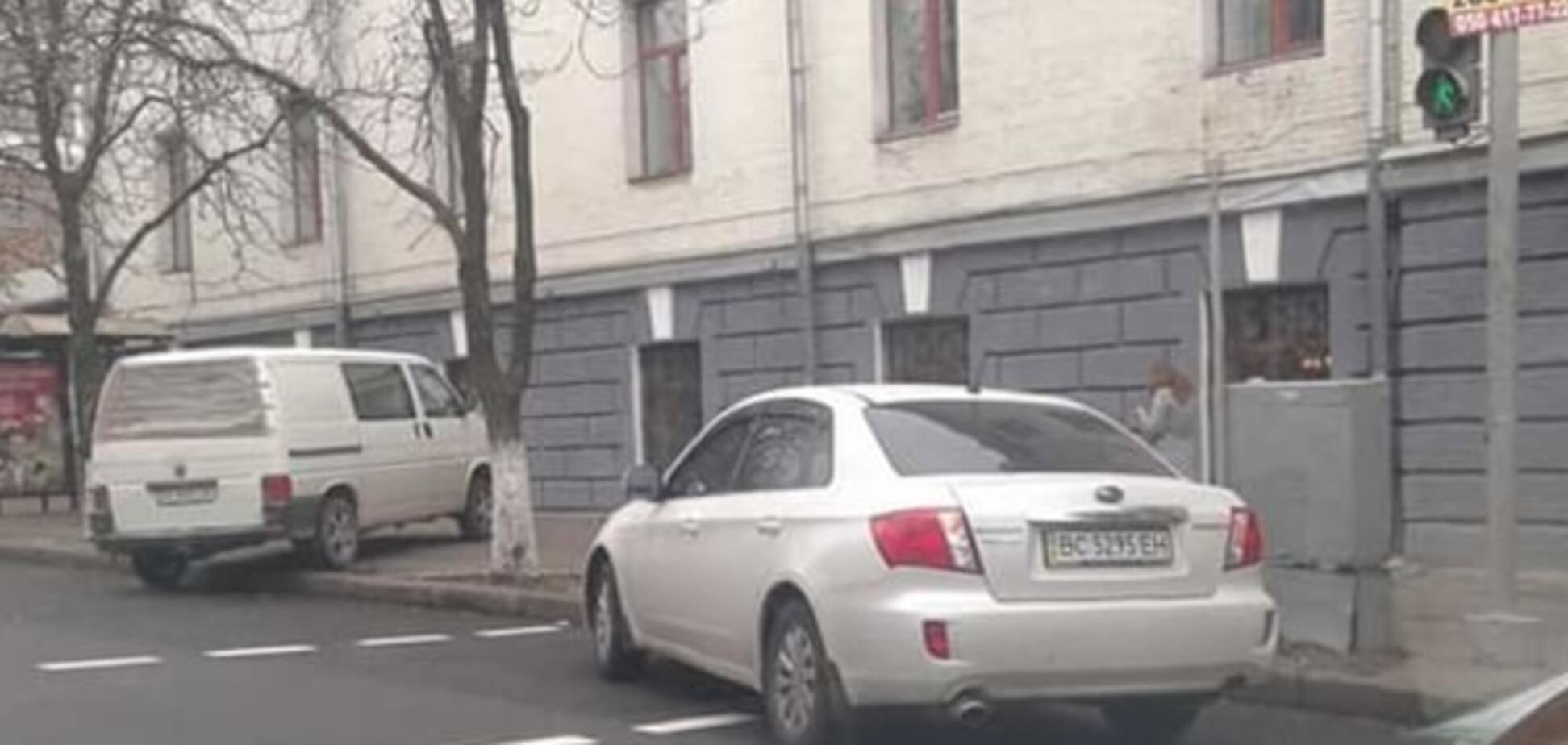 'Сами мы не местные': герои парковки в Киеве перегородили переход и тротуар