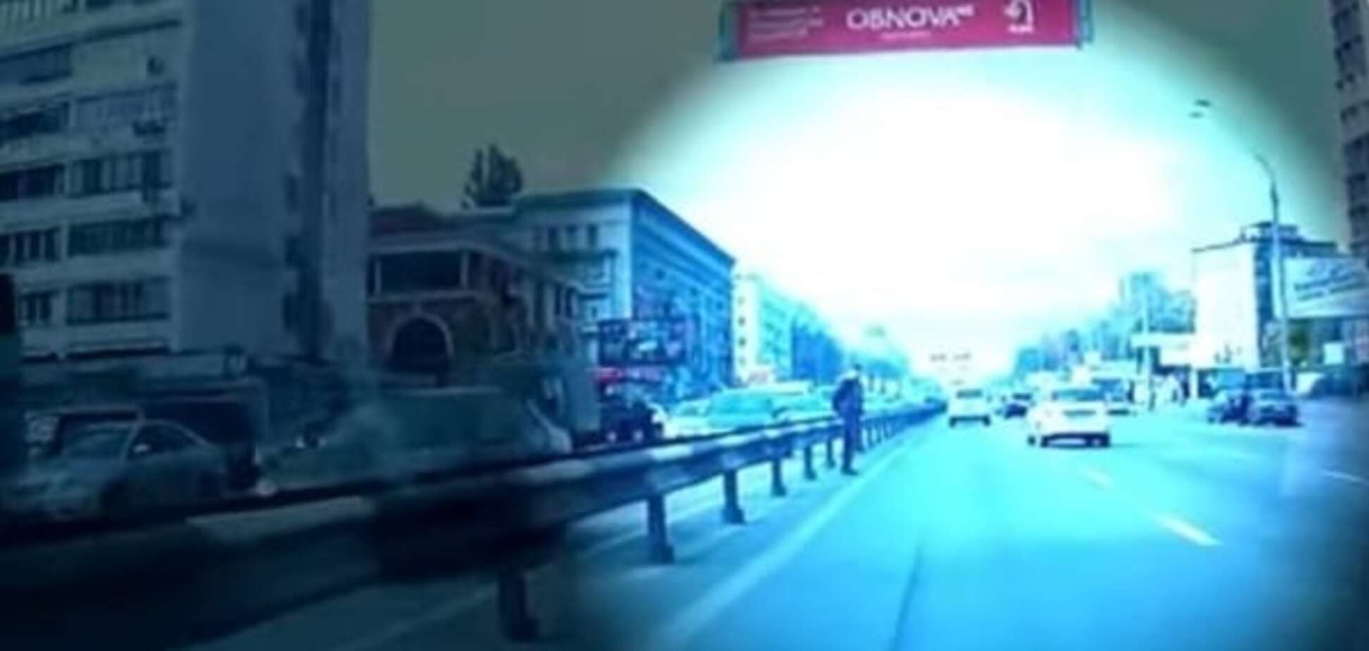 Пешеход-камикадзе перелазил через отбойник на проспекте в Киеве: опубликовано видео 
