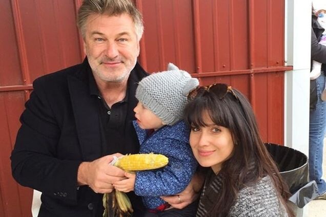 Молодая жена 57-летнего Алека Болдуина поделилась трогательными фото новорожденного малыша