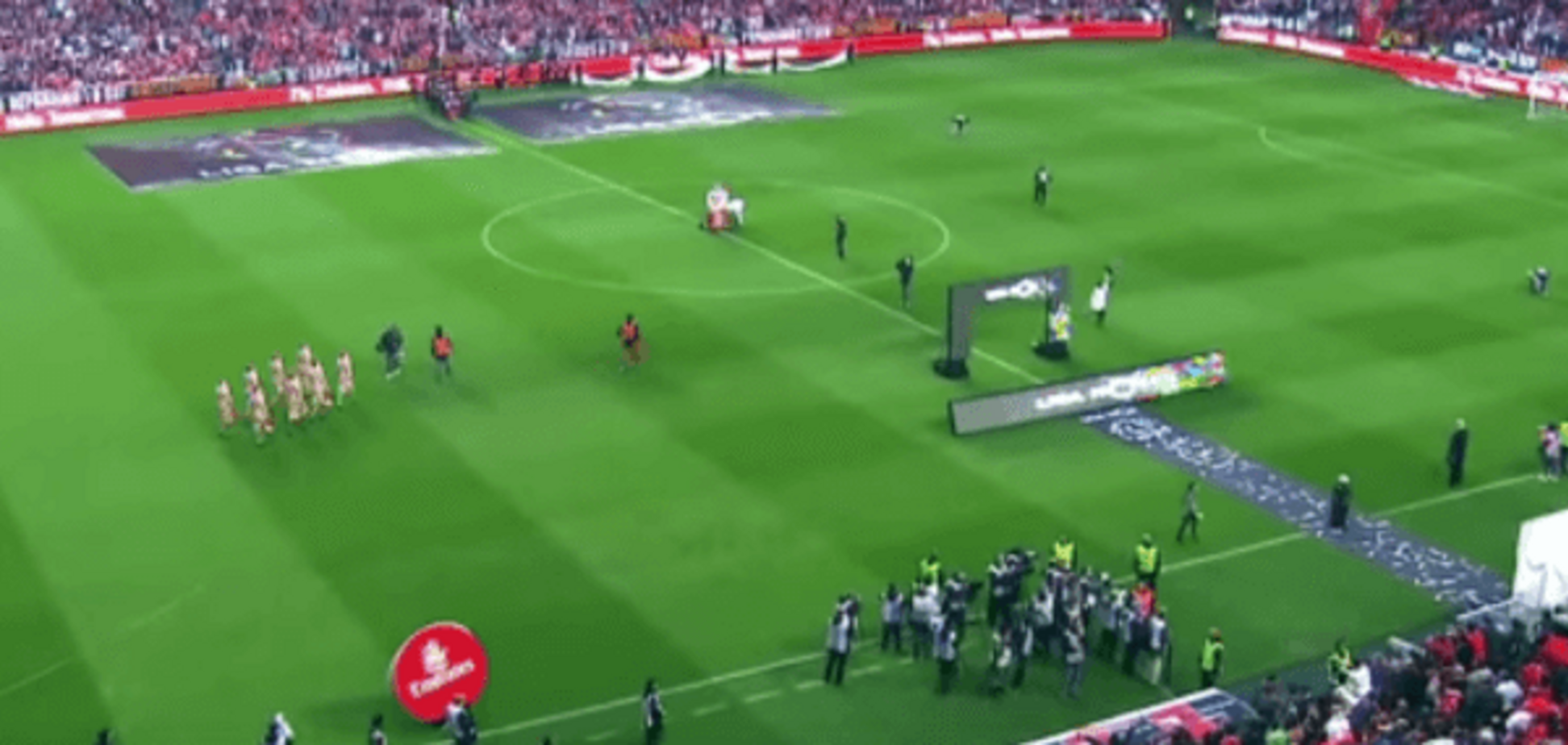 Стюардессы-красотки устроили необычное шоу перед футбольным матчем в Португалии