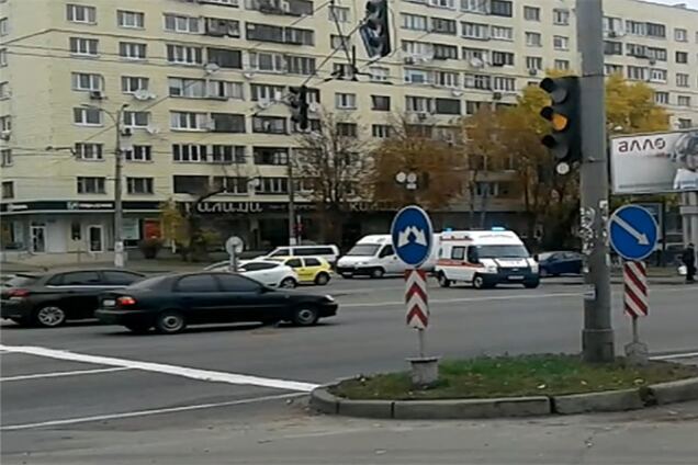 'Вежливые' люди? В Киеве водители не пропустили 'Скорую': видеофакт