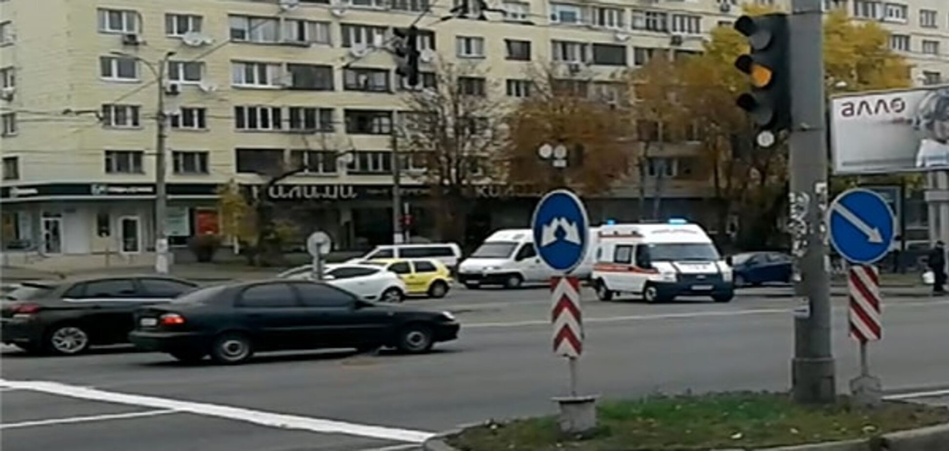 'Вежливые' люди? В Киеве водители не пропустили 'Скорую': видеофакт
