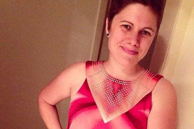 Сеть 'взорвало' пестрое платье с женскими гениталиями: фотофакт