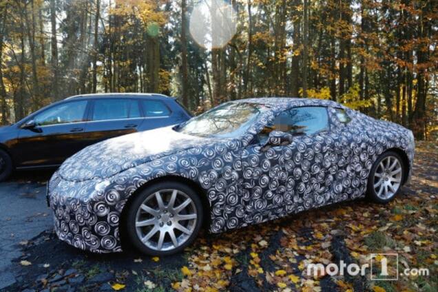 Шпионы 'поймали' новый купe Lexus 'в компании' спорткара Porsche