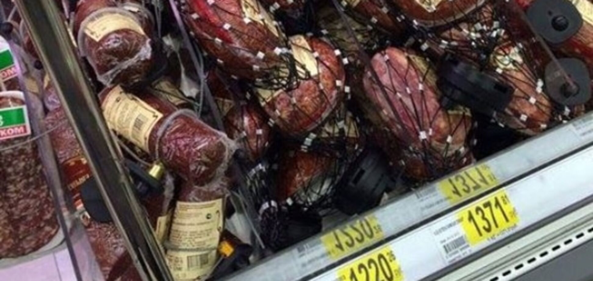 У магазинах Москви ковбасу з магнітними бирками замотали в сітку - фотофакт