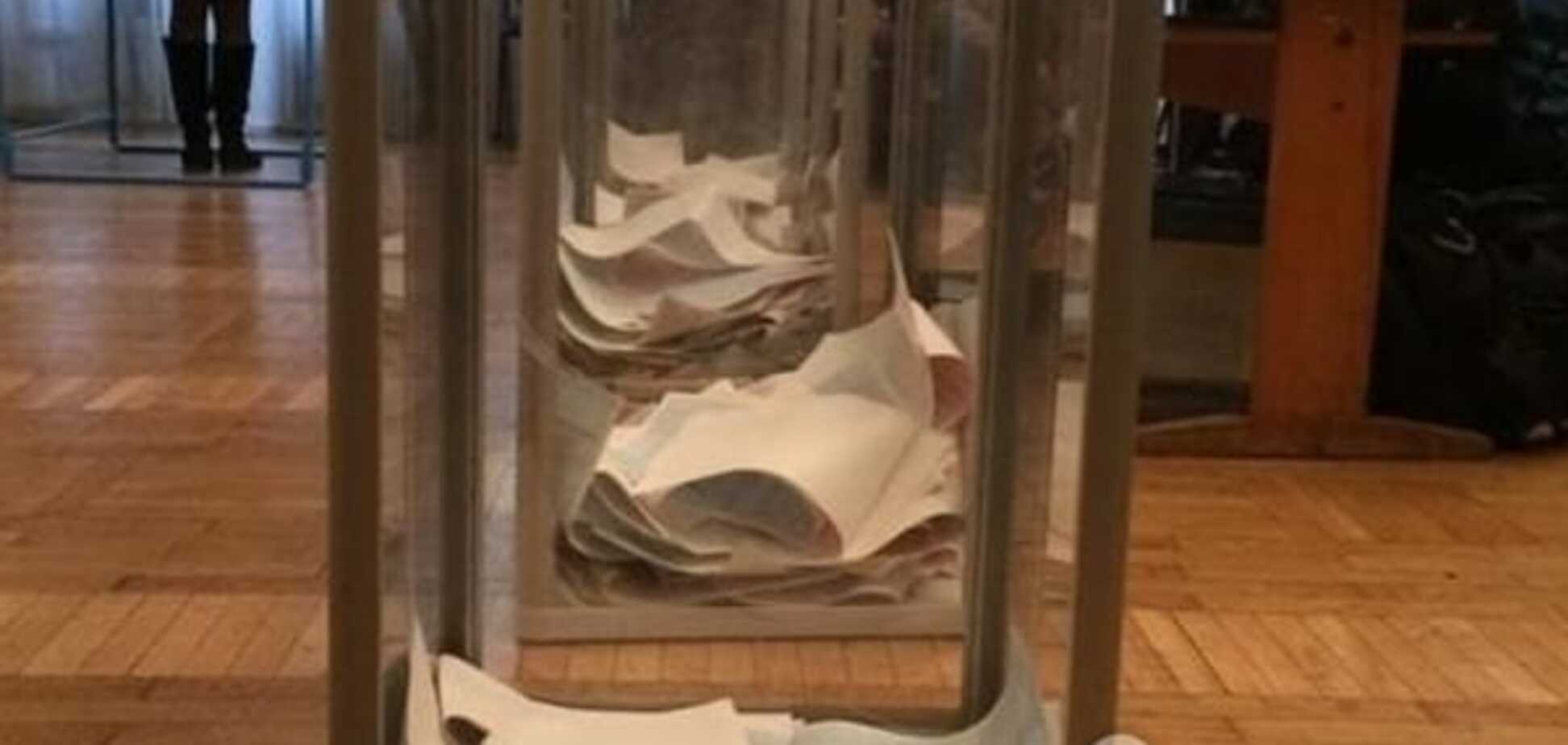 Самовыдвиженец и 'укроповец' выходят во второй тур выборов мэра в Запорожье