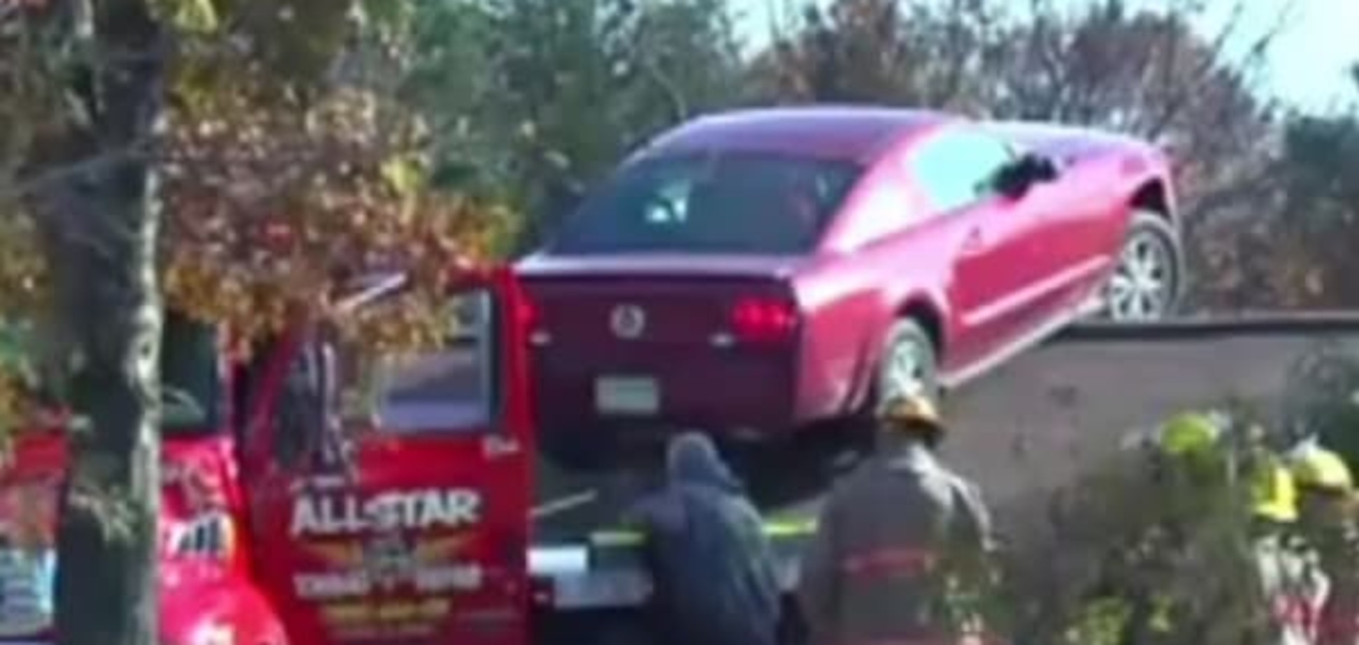 Американская пенсионерка 'нашла' Ford Mustang на крыше собственного дома