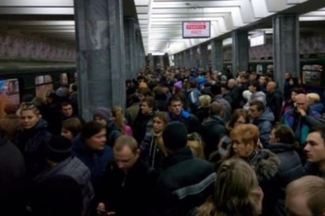 Из-за поломки поезда в харьковском метро произошла огромная давка: опубликованы фото