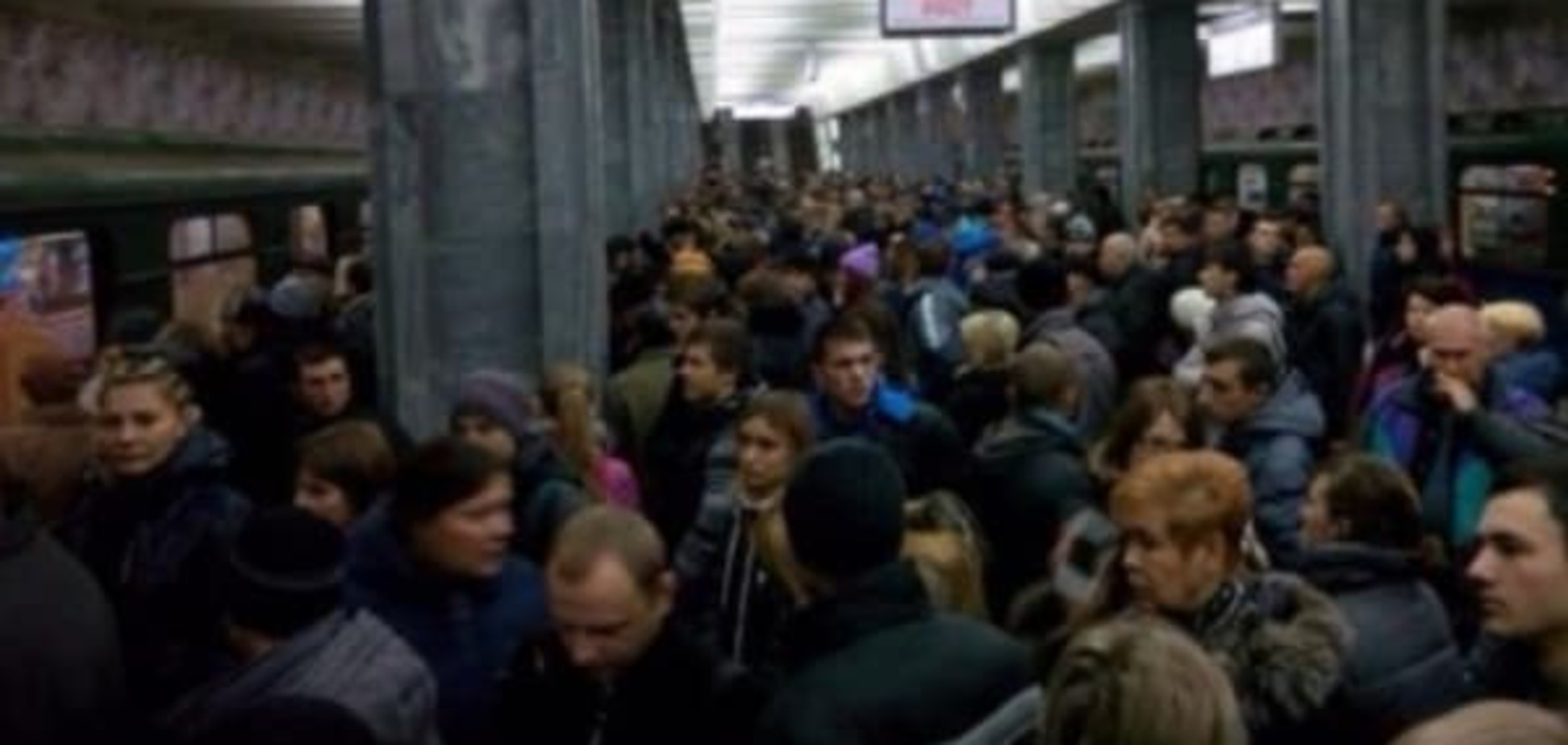 Из-за поломки поезда в харьковском метро произошла огромная давка: опубликованы фото