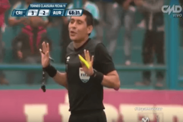 Як виграються матчі в Перу: арбітр віддав гольову передачу п'ятою