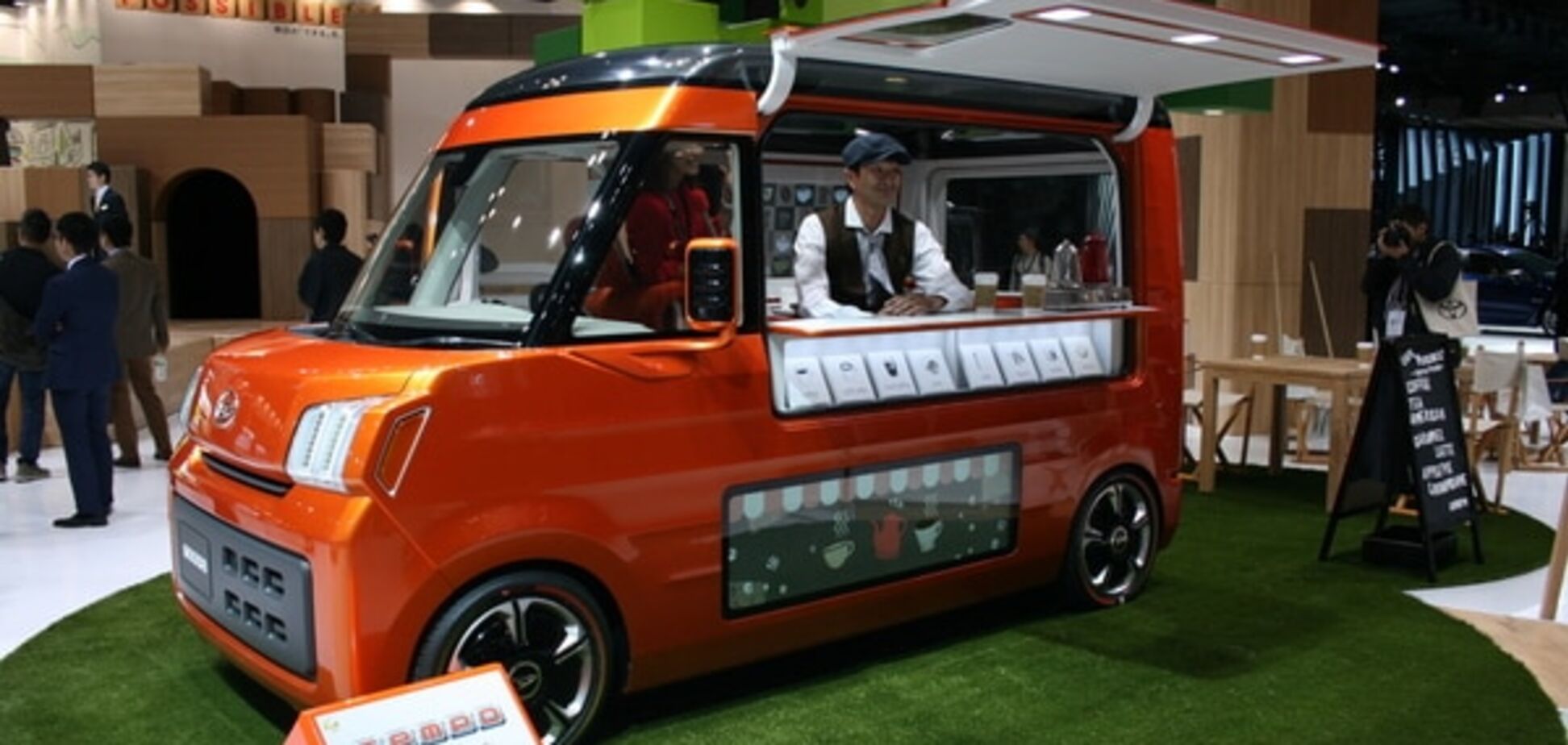 Токийский автосалон: Daihatsu показала японскую 'маршрутку' и кофейню на колесах