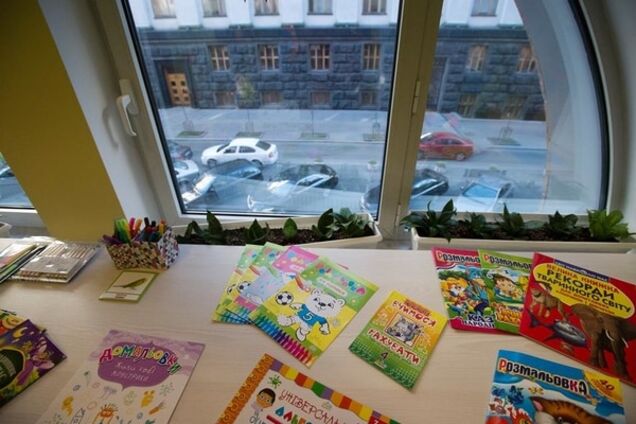 В Раде открыли 'детскую комнату' с видом на парковку: фотофакт