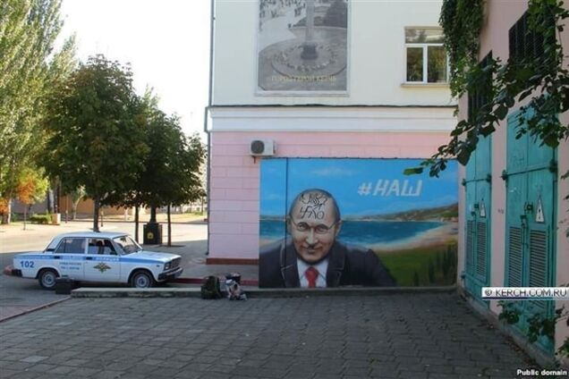 В Керчи под носом у оккупантов Путину на лбу нарисовали свастику