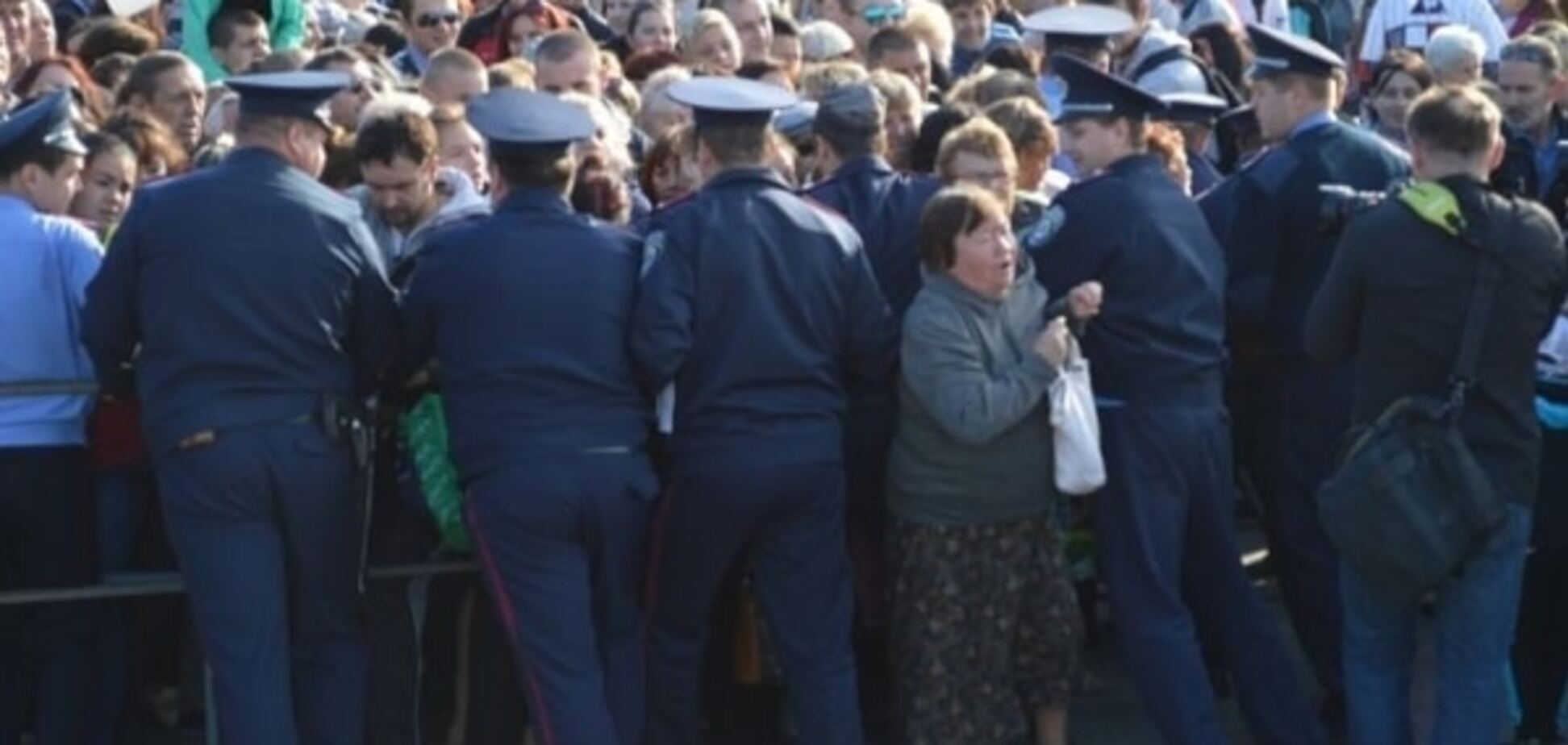 Лопат не вистачало: у Запоріжжі голодний натовп за 10 хвилин 'змів' 'халявний' торт у 250 кг. Фото і відео частування