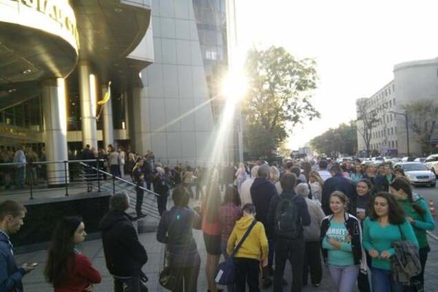'Як у Мавзолей'. У Харкові на презентацію книги 'Аеропорт' вишикувалася багатометрова черга: фотофакт