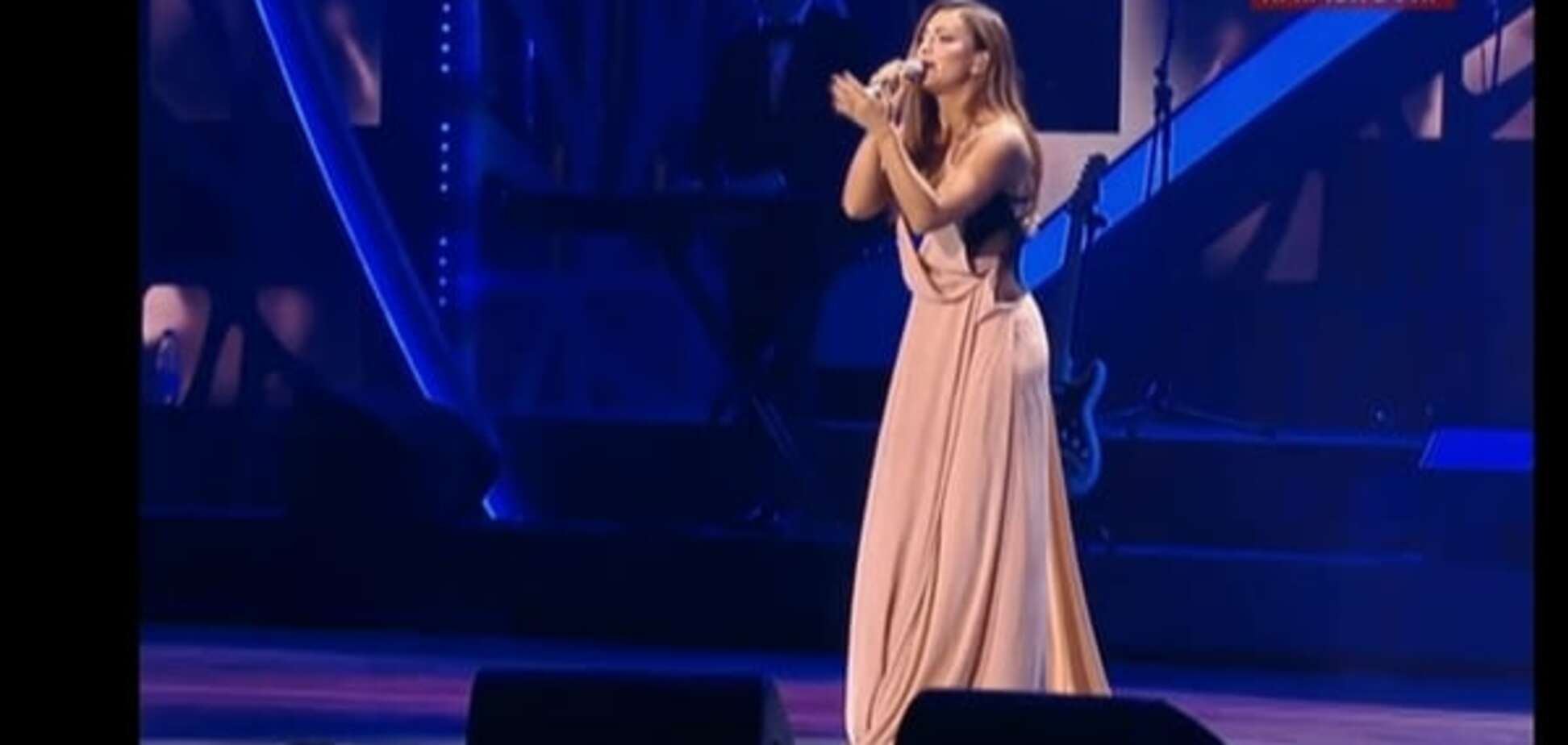 Ани Лорак в платье цвета ряженки заголосила в Сочи на 'Новой волне': фотофакт