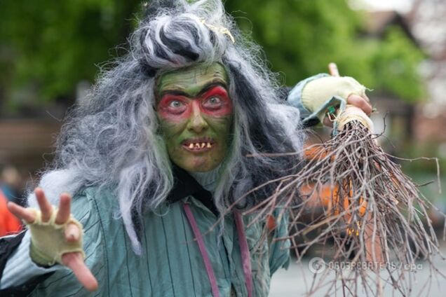 У США стара відьма подала до суду на чорного мага