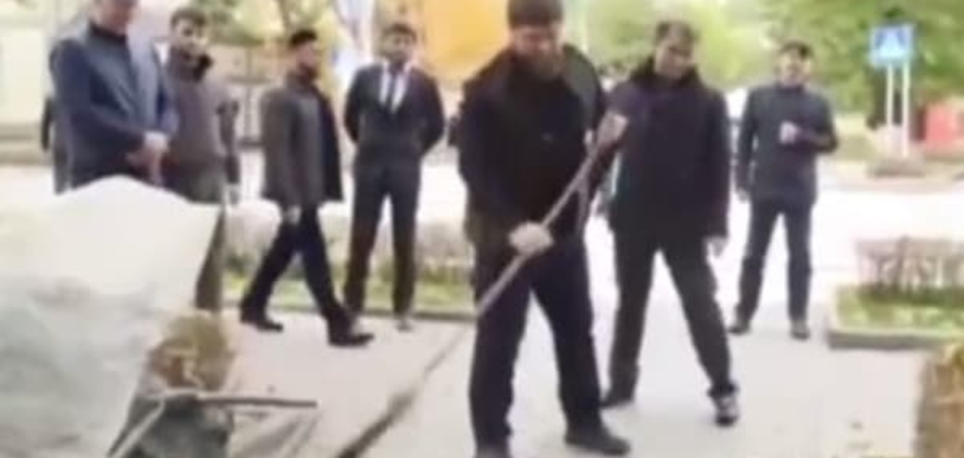 Кадыров поработал дворником: опубликовано видео