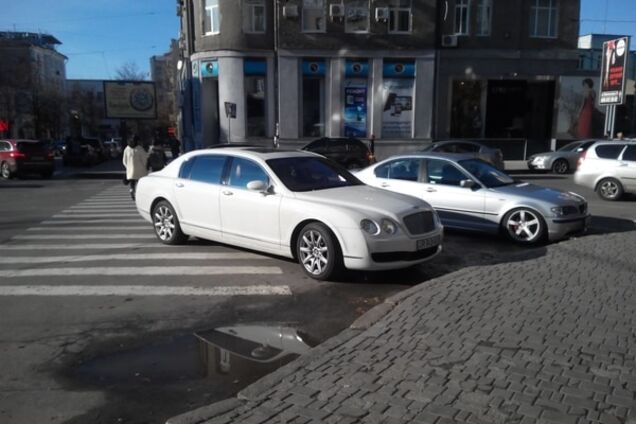 Приїхав у Харків, щоб прославитися: іноземець на Bentley став 'героєм парковки'