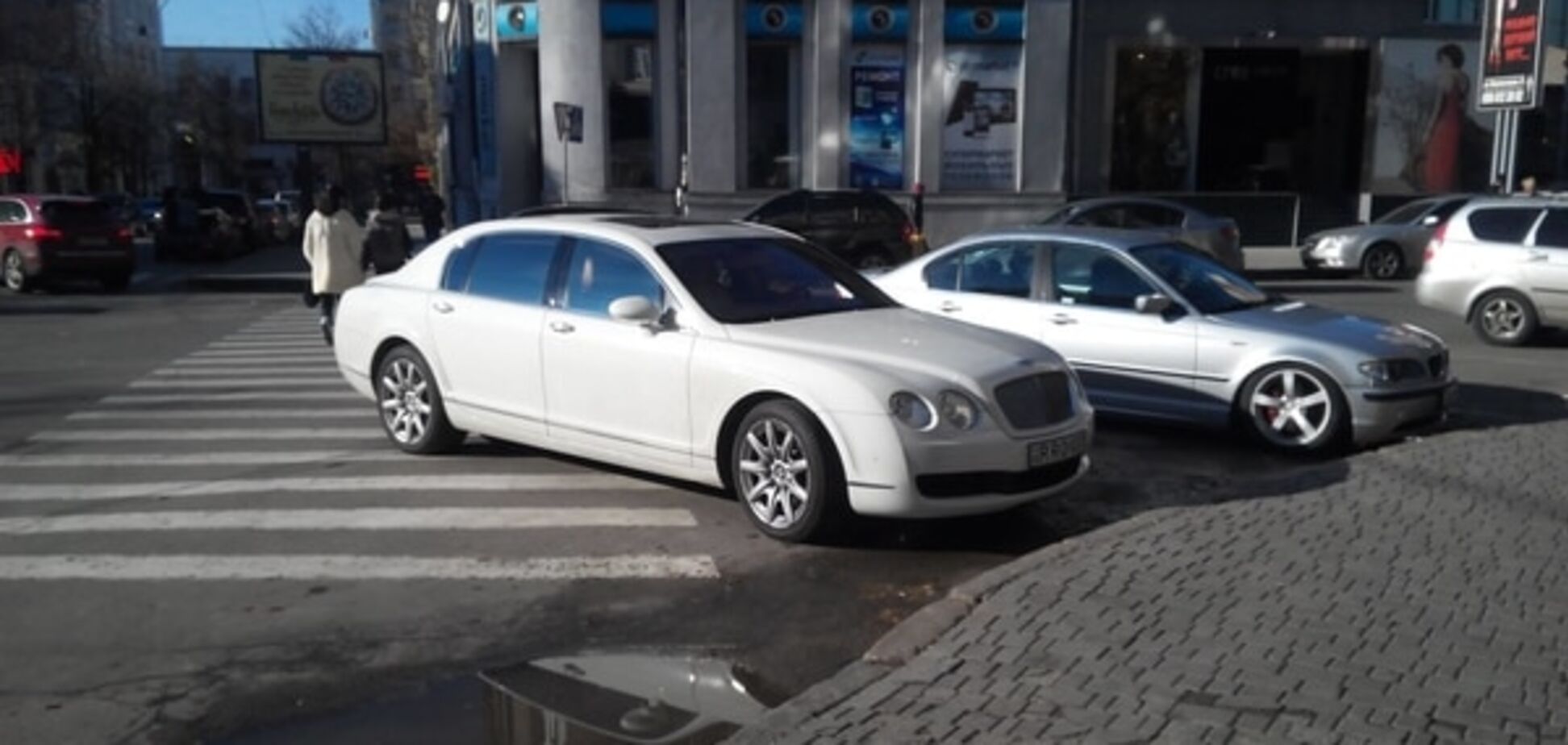Приехал в Харьков, чтобы прославиться: иностранец на Bentley стал 'героем парковки'