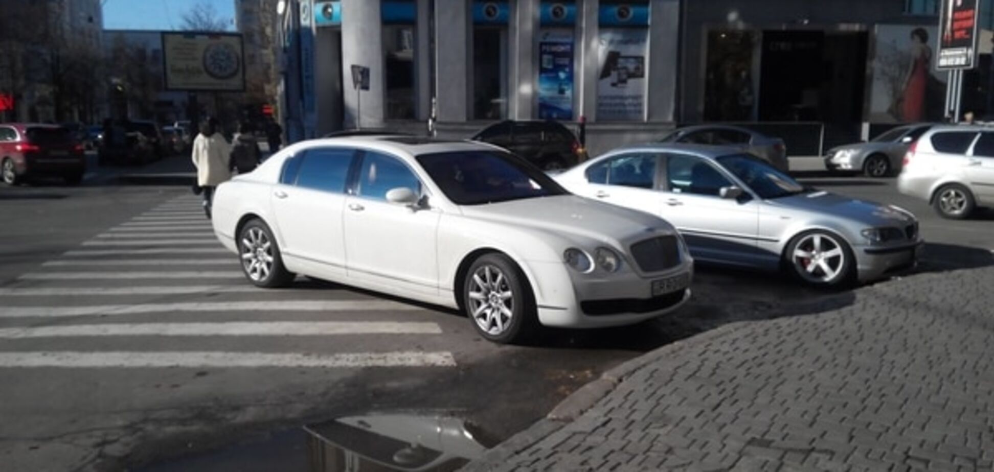 Приехал в Харьков, чтобы прославиться: иностранец на Bentley стал 'героем парковки'
