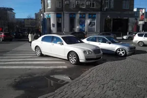 Приїхав у Харків, щоб прославитися: іноземець на Bentley став "героєм парковки"