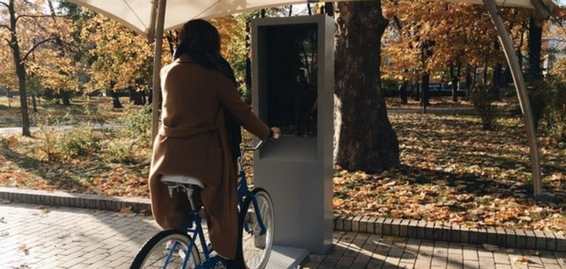 Крути и смотри: в киевском парке установили видеотренажер. Фото и видеофакт