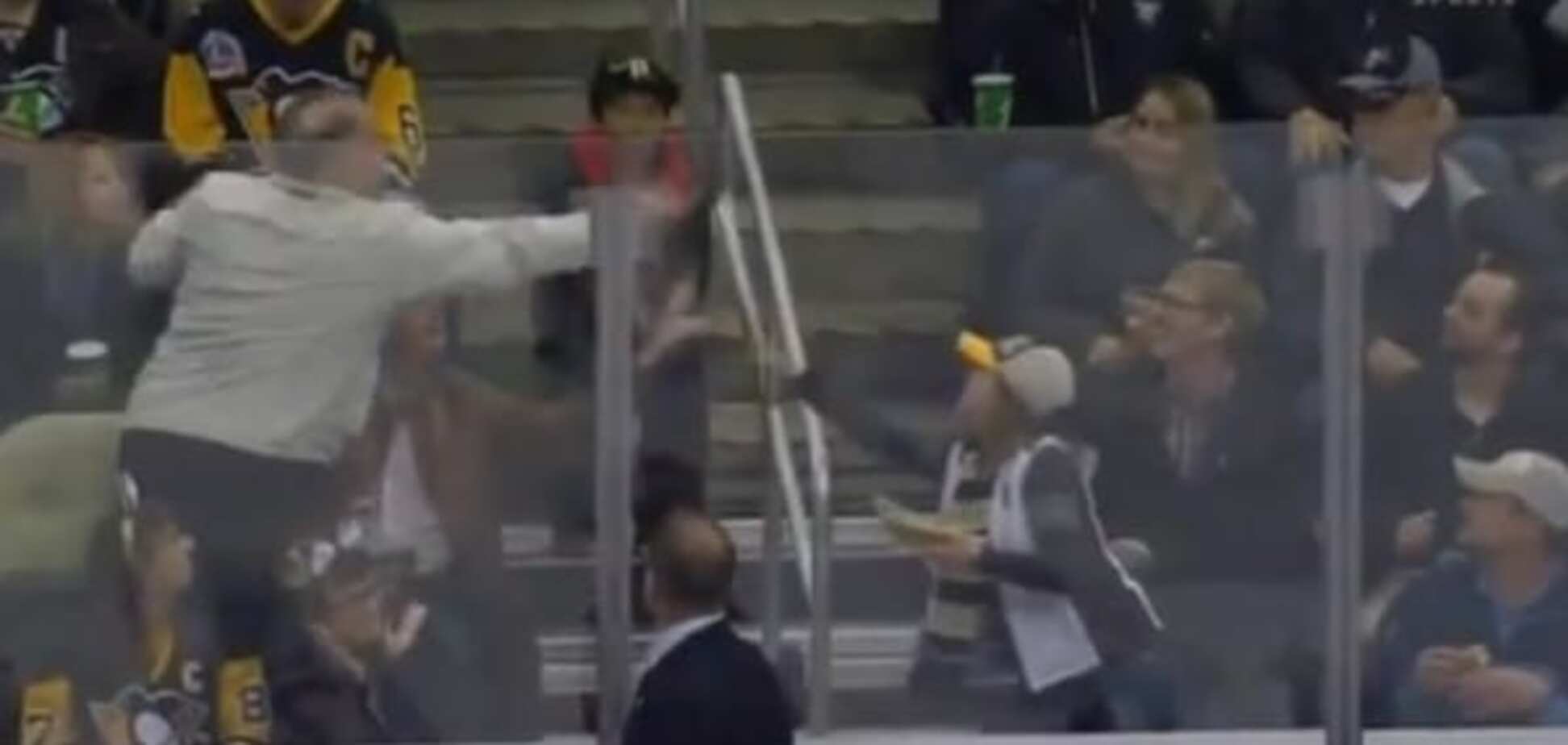 Мерзкий тип. Американский болельщик 'прославился' на весь мир, обидев ребенка