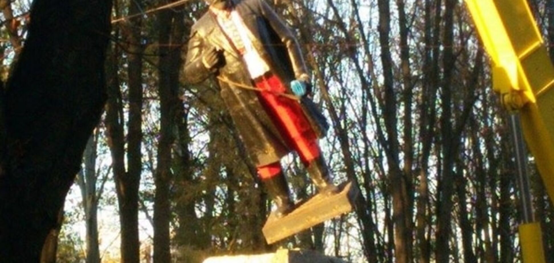 В Волновахе под крики 'Фашисты!' повалили памятник Ленину: опубликованы фото