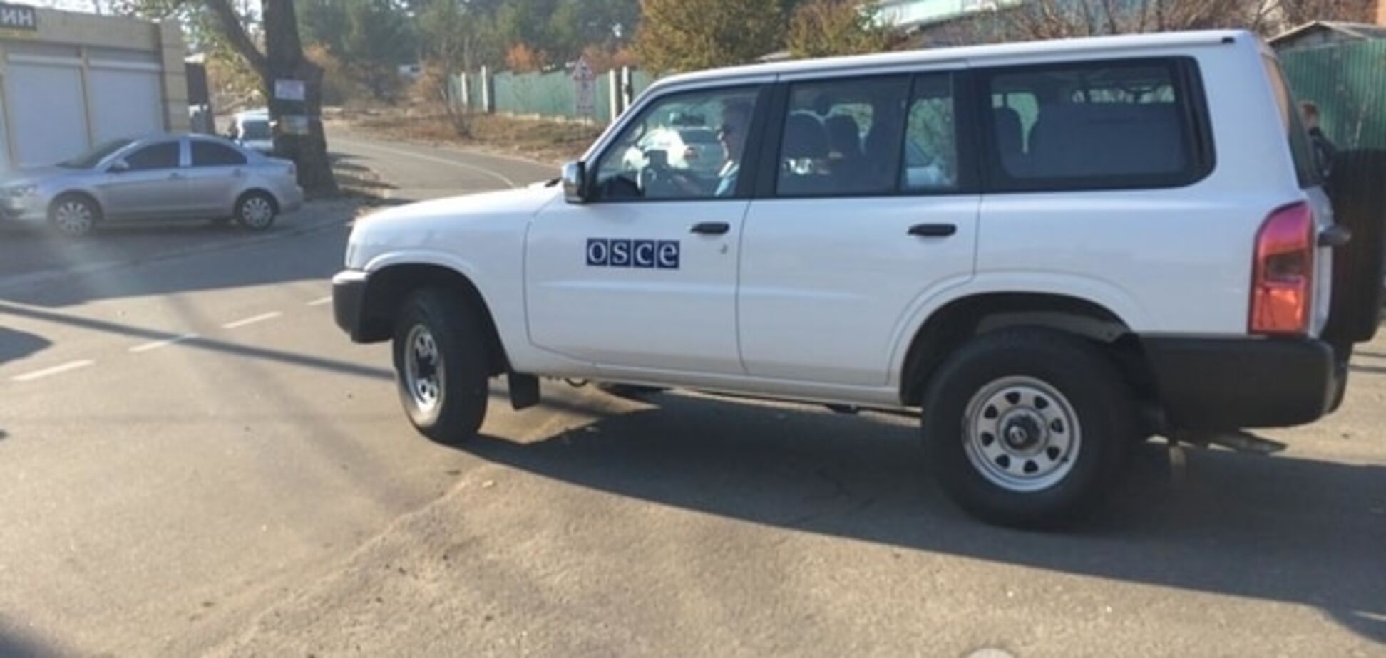 Пикетчики засекли возле дома Порошенко подозрительную машину ОБСЕ
