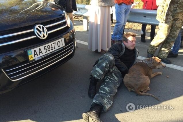 Під будинком Порошенка тітушки кидалися під колеса Автомайдану