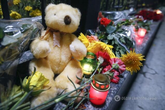 Украинцы принесли цветы, игрушки и зажгли свечи возле посольства России