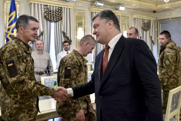 'Украина переживала за вас': Порошенко встретился с бывшими пленными бойцами АТО