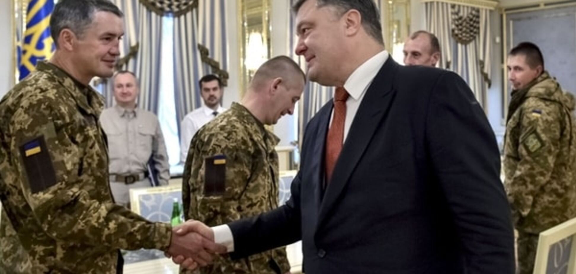 'Україна переживала за вас': Порошенко зустрівся з колишніми полоненими бійцями АТО