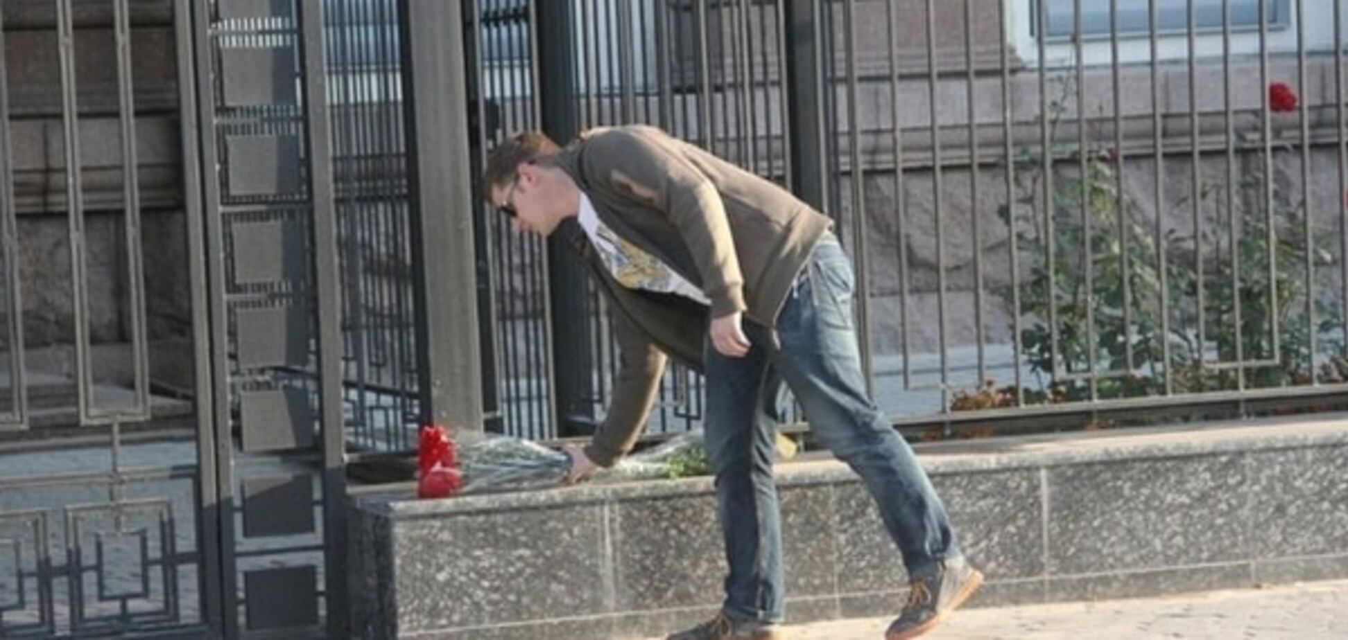 Украинцы принесли к посольству России цветы и свечи: фотофакт